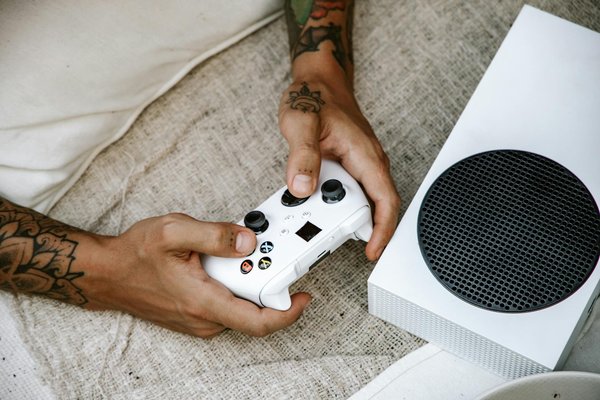 How can AI be used to improve the efficiency of logistics and delivery systems?